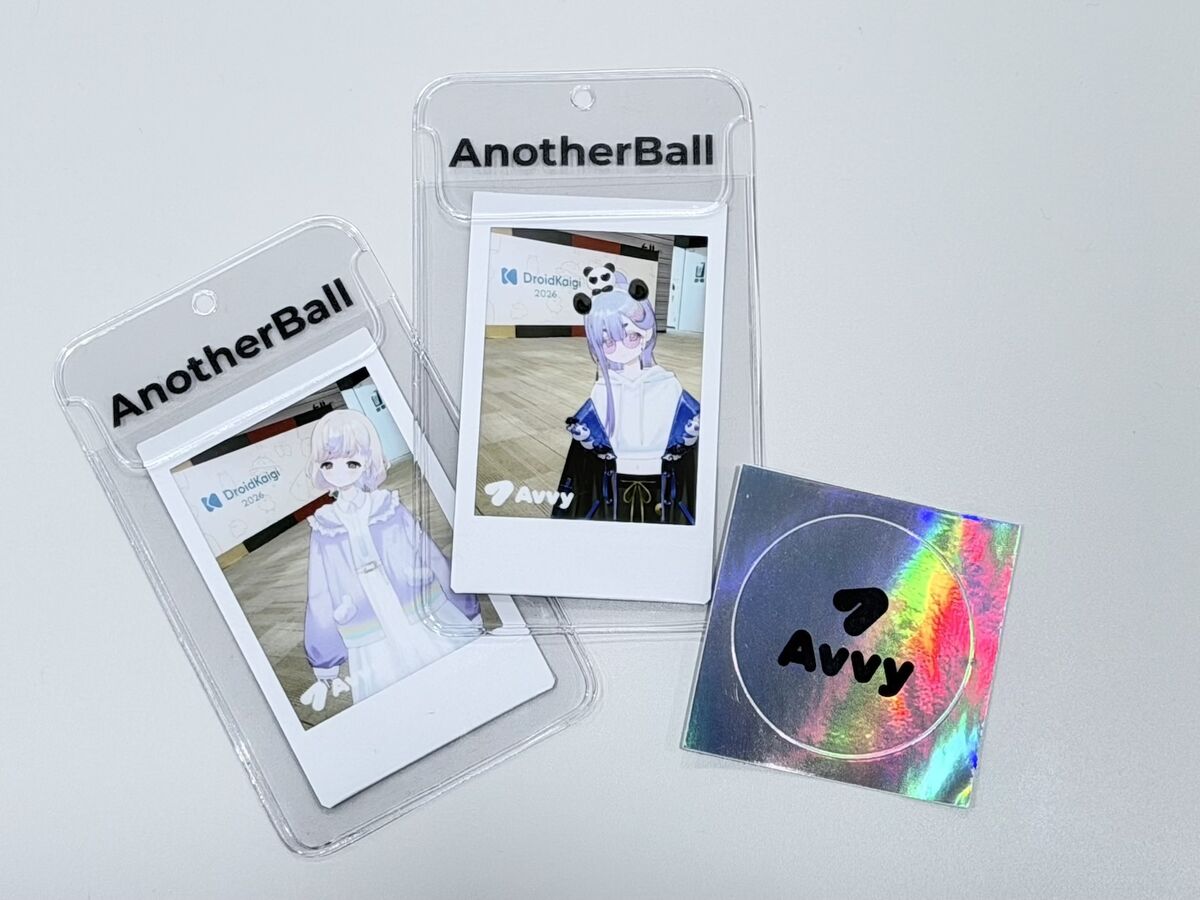 The instant photo (sample) and sticker you can get at the booth. The backdrop will be the iOSDC venue!