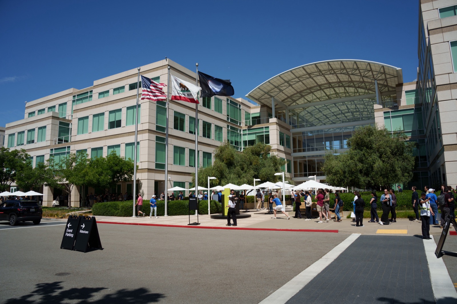 Apple Infinite Loop Campusの入り口