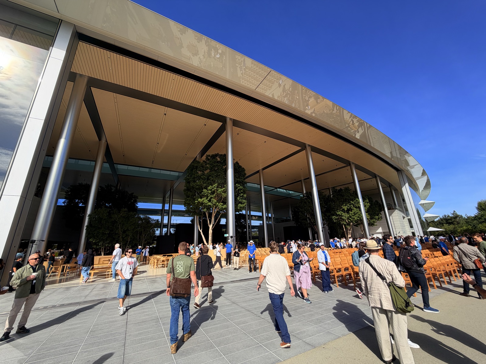 振り返るとApple Park会社ビル、そのスケールの大きさに圧倒