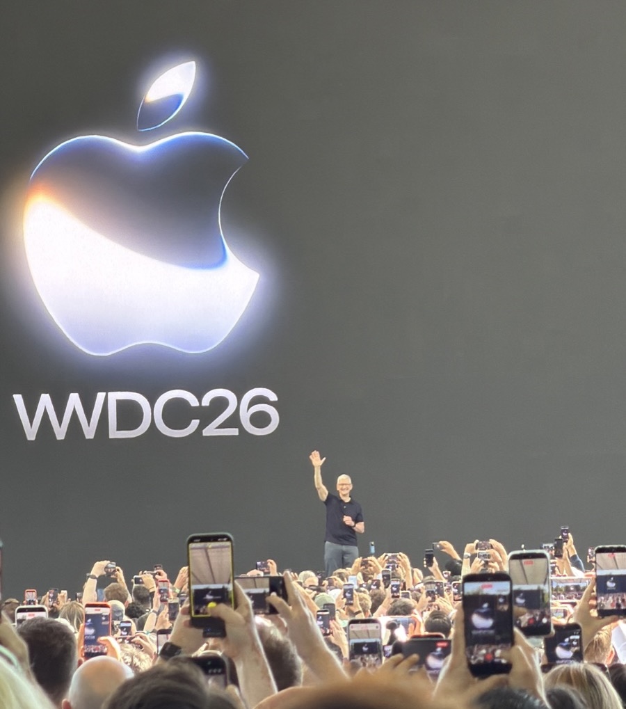 Tim Cookの登場。「人生でこんなにたくさんのiPhoneを見るのは初めてだ」と挨拶